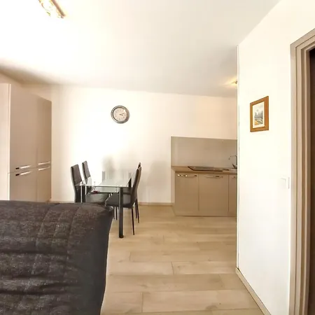 A De 35 M² + Balcon Privatif Apartment *