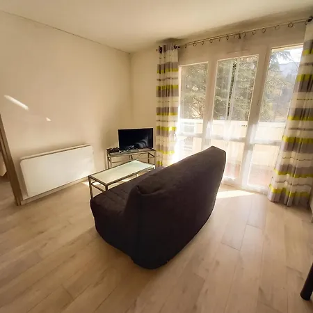 A De 35 M² + Balcon Privatif * Шамбери