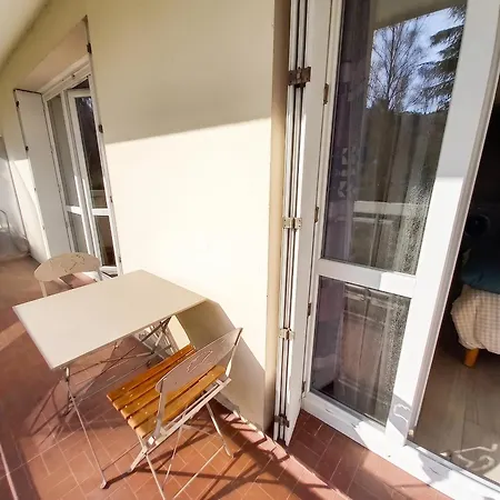 A De 35 M² + Balcon Privatif * Шамбери